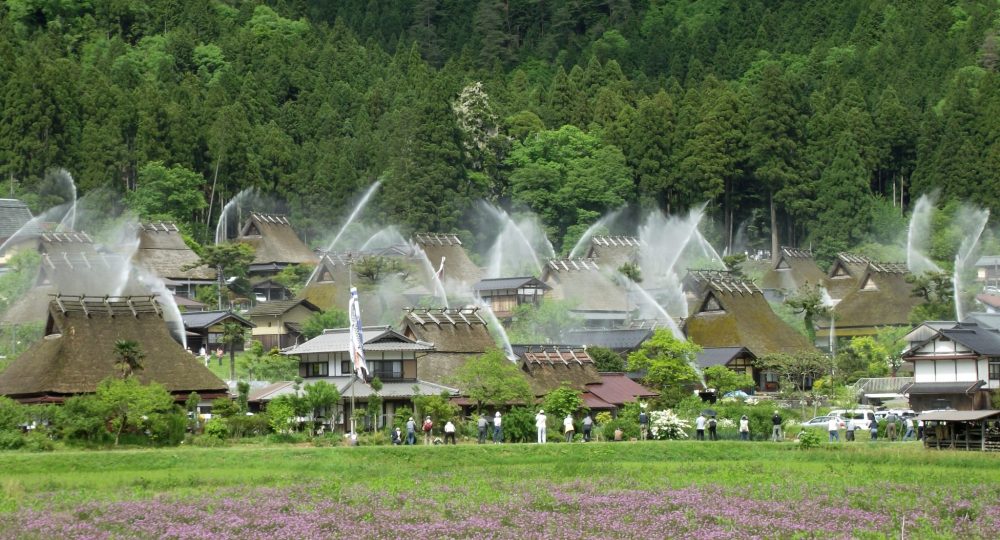 かやぶきの里一斉放水 21年度は中止 森の京都 京都の 森 総合案内サイト