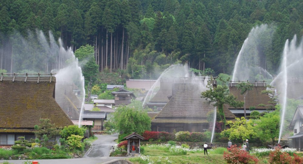 かやぶきの里一斉放水 21年度は中止 森の京都 京都の 森 総合案内サイト