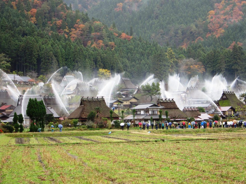 かやぶきの里一斉放水